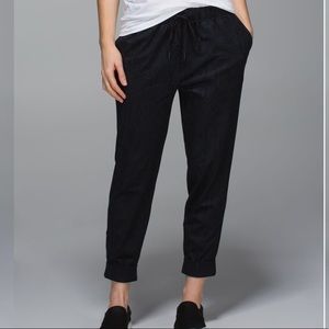 Lululemon jet crop in desert snake